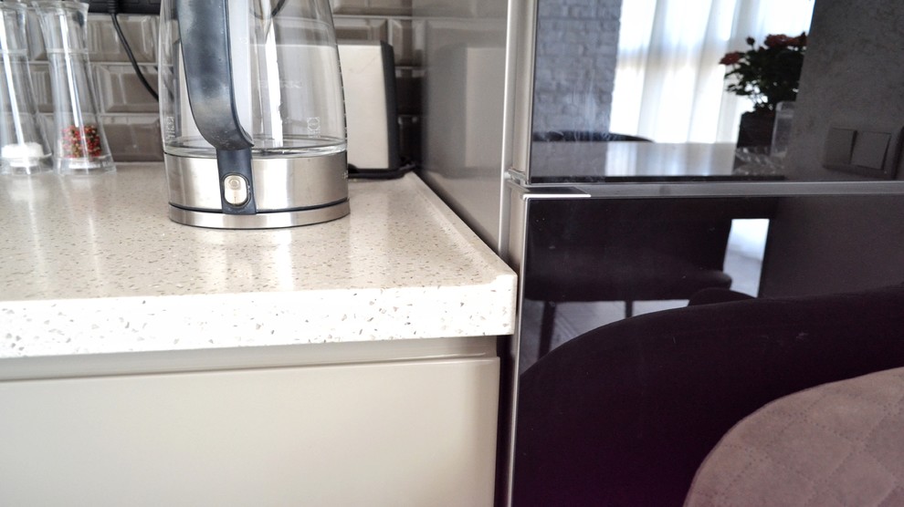 Свежая идея для дизайна: прямая кухня-гостиная в современном стиле с серой столешницей - отличное фото интерьера