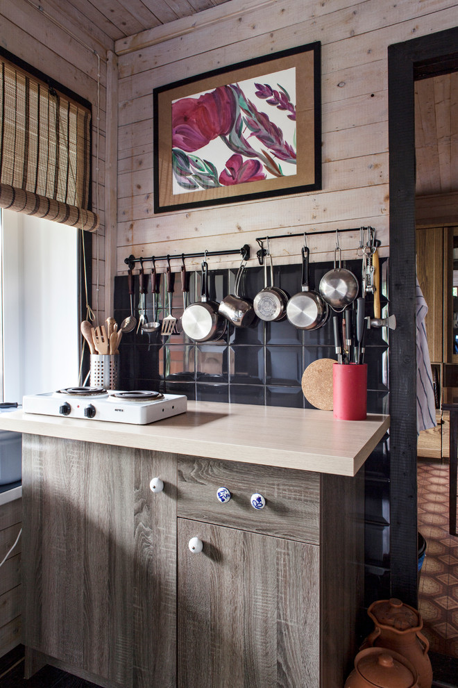 Immagine di una cucina contemporanea con ante in legno scuro, top in legno e paraspruzzi nero