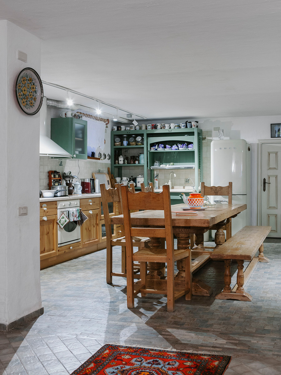 This is an example of an eclectic kitchen in Moscow with white splashback.