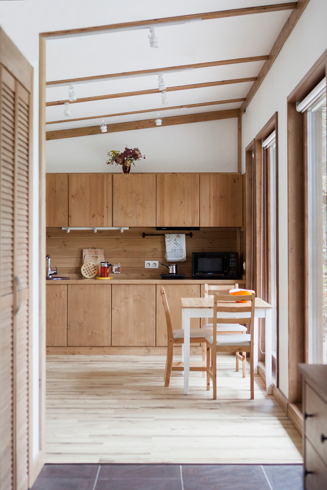 Idée de décoration pour une cuisine design en bois brun avec un placard à porte plane et une crédence marron.