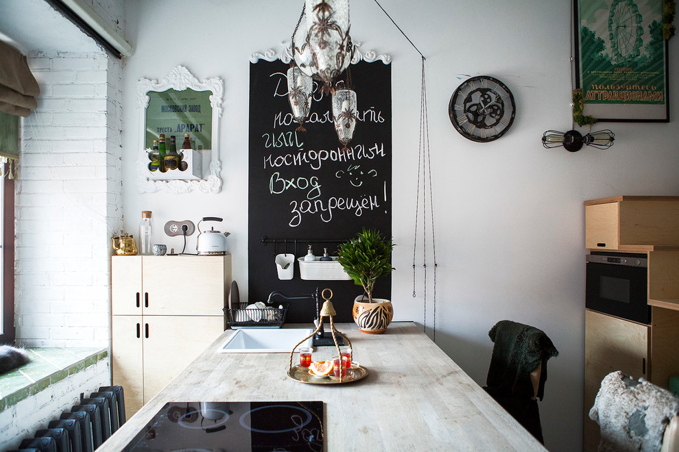 モスクワにある中くらいな北欧スタイルのおしゃれなキッチン (ドロップインシンク、木材カウンター) の写真
