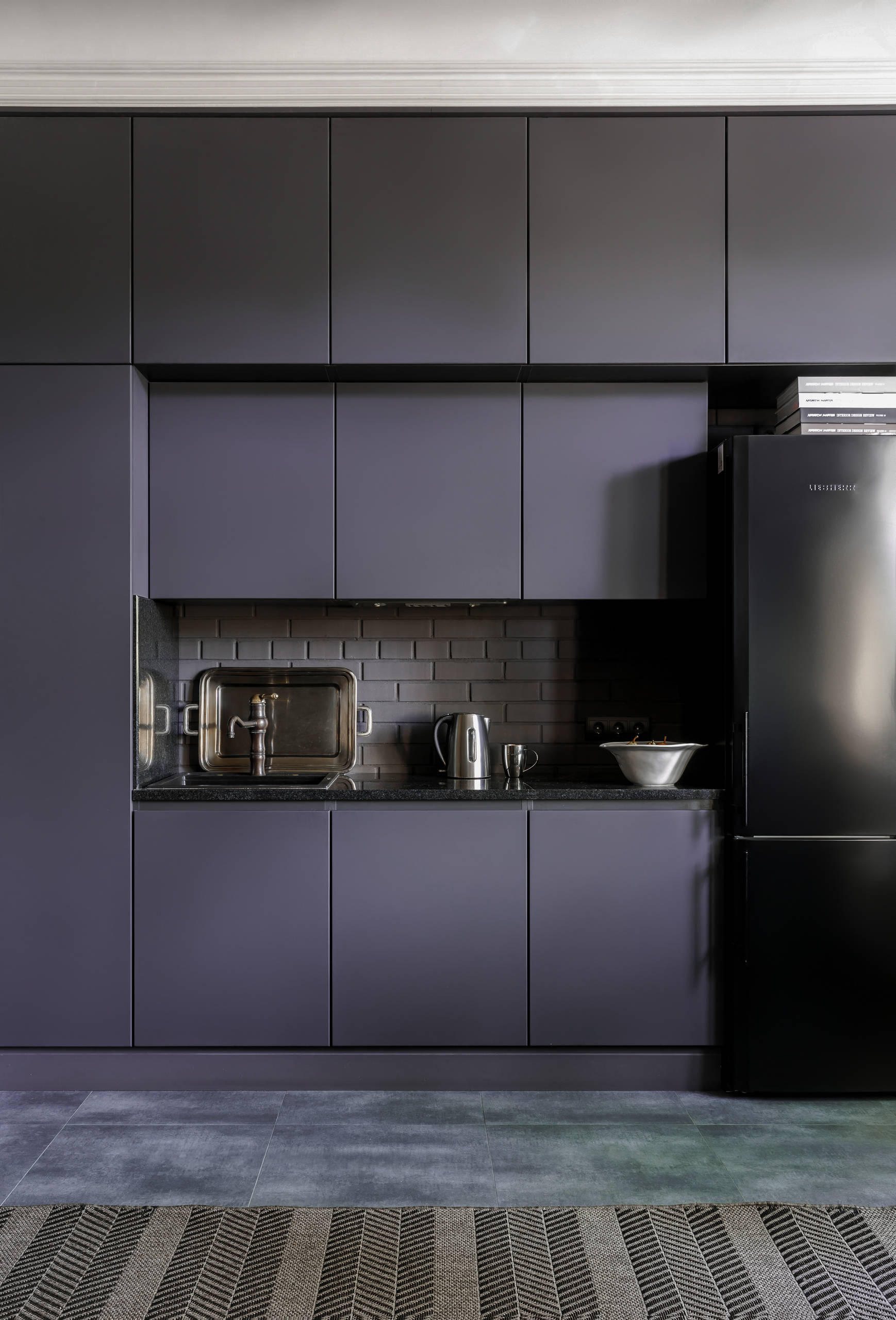 Дизайн кухонь с черными холодильниками