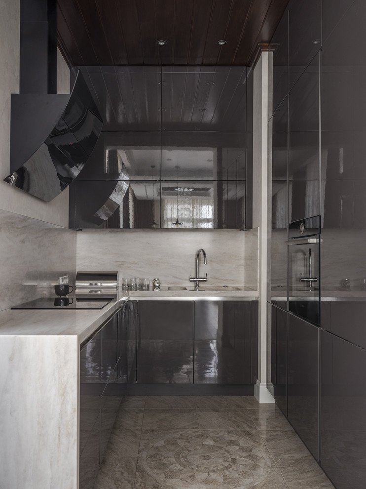 Стильный дизайн: угловая кухня-гостиная в современном стиле с плоскими фасадами, серыми фасадами, бежевым полом и серой столешницей без острова - последний тренд