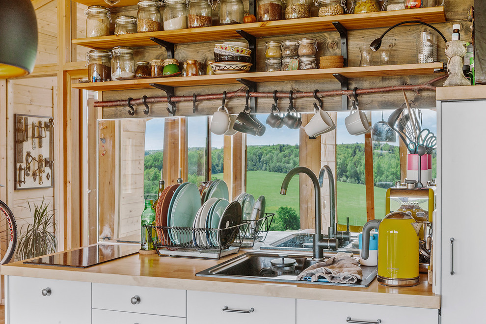 Idee per una cucina contemporanea con ante lisce, ante bianche, top in legno e paraspruzzi a finestra