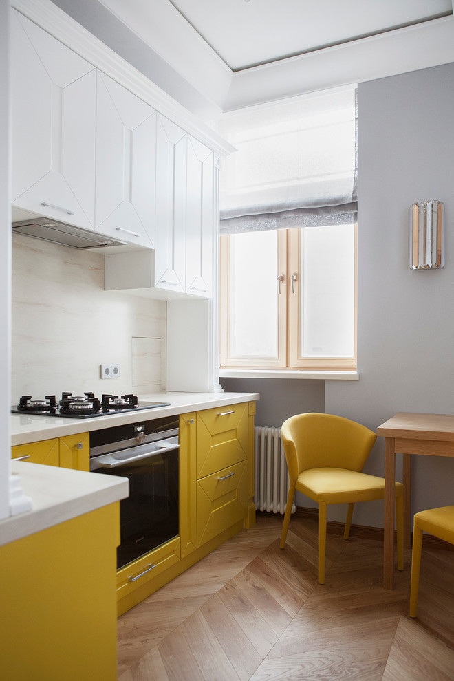 Geschlossene Moderne Küche ohne Insel in L-Form mit Schrankfronten mit vertiefter Füllung, gelben Schränken, Küchenrückwand in Beige, Küchengeräten aus Edelstahl, braunem Holzboden und braunem Boden in Moskau