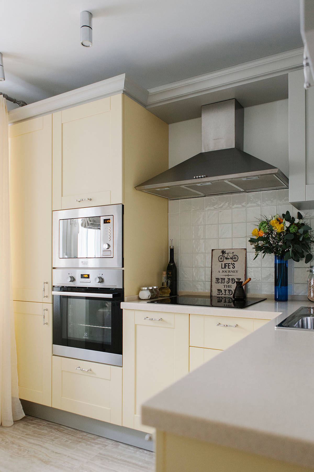 Интерьер кухни в белом цвете: реальные фото