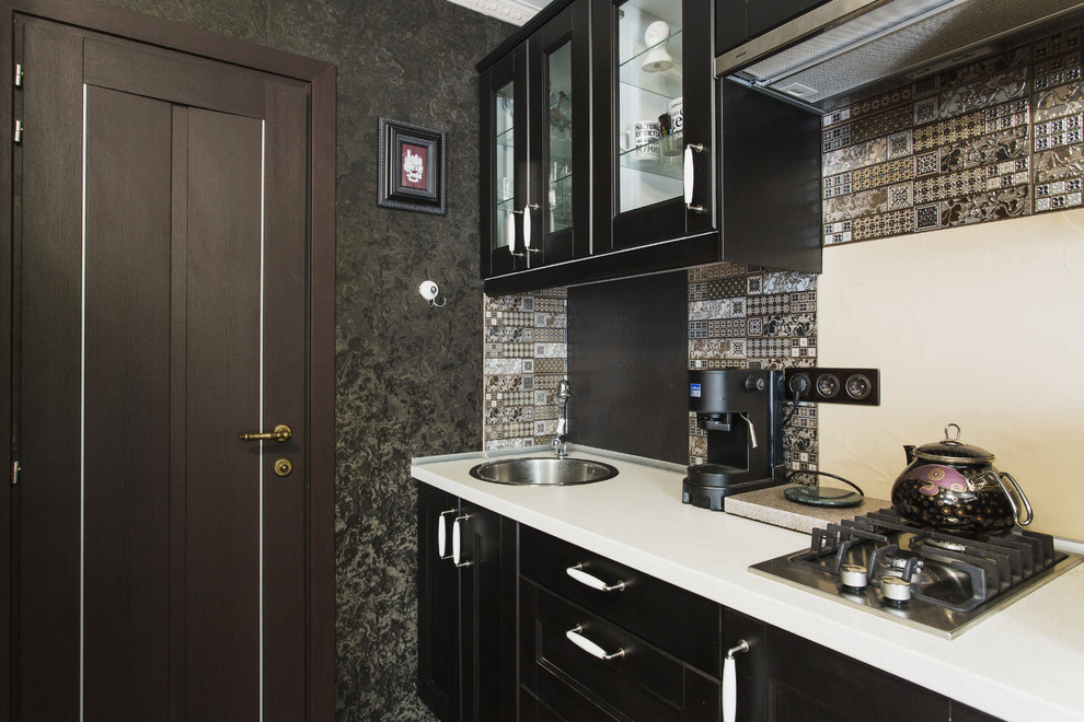 Exempel på ett modernt linjärt kök och matrum, med en nedsänkt diskho, skåp i shakerstil, svarta skåp och flerfärgad stänkskydd