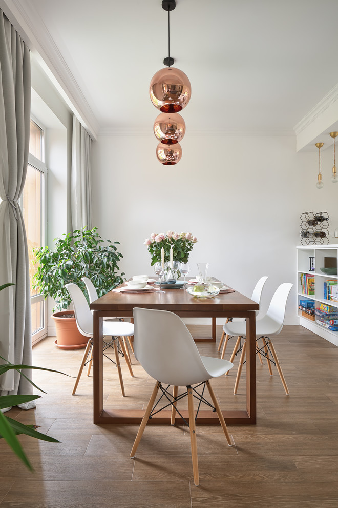 This is an example of a scandinavian dining room in Moscow.