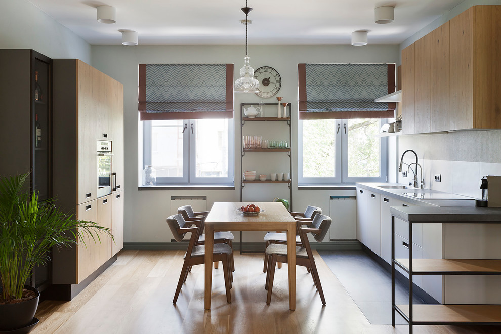 Свежая идея для дизайна: параллельная кухня в скандинавском стиле - отличное фото интерьера