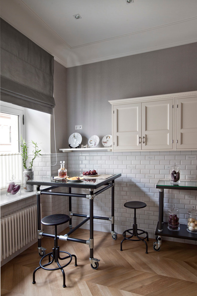 Идея дизайна: серо-белая кухня в скандинавском стиле с светлым паркетным полом и шторами на окнах
