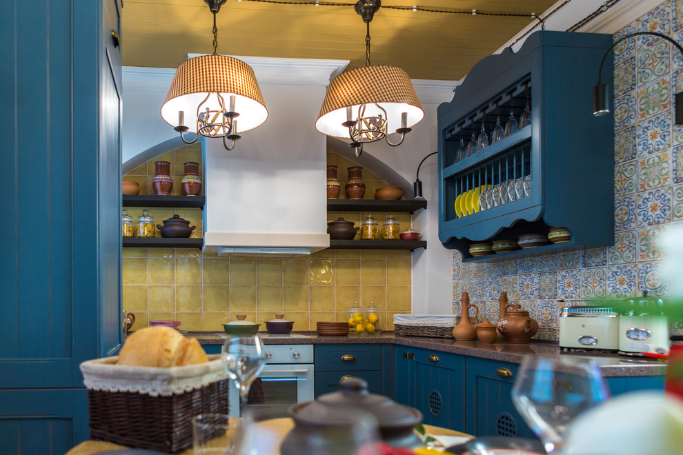Inspiration för ett mellanstort lantligt kök, med luckor med infälld panel, blå skåp och bänkskiva i koppar