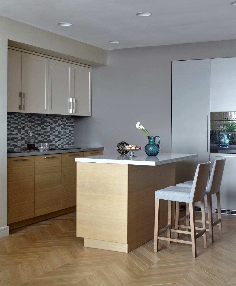 Foto de cocina contemporánea con armarios con paneles lisos, puertas de armario de madera clara, suelo de madera clara, una isla y barras de cocina