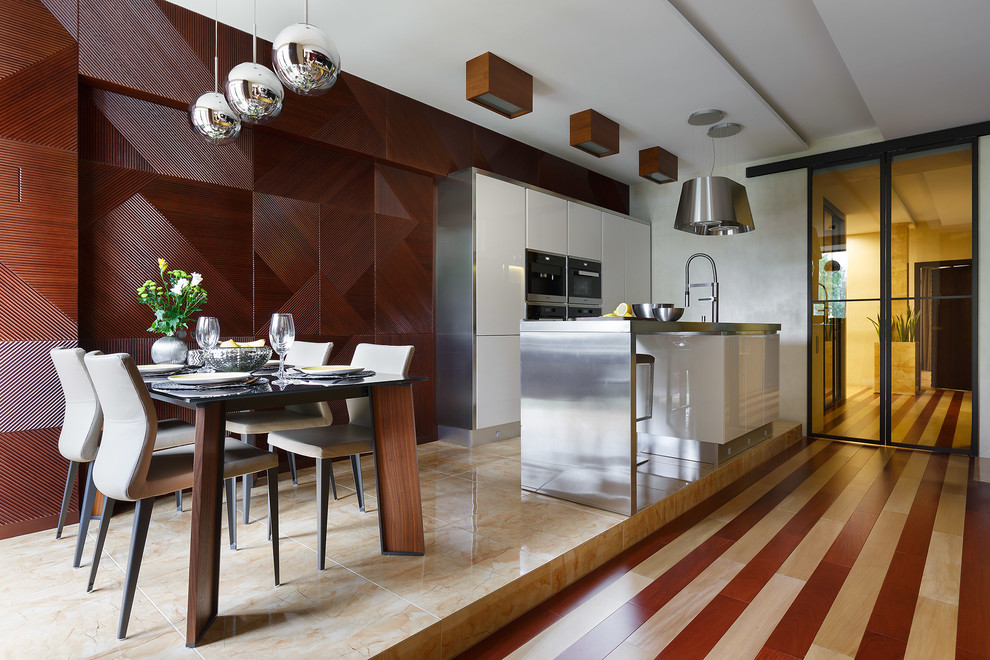 サンクトペテルブルクにある高級なコンテンポラリースタイルのおしゃれなキッチン (フラットパネル扉のキャビネット、白いキャビネット、シルバーの調理設備) の写真