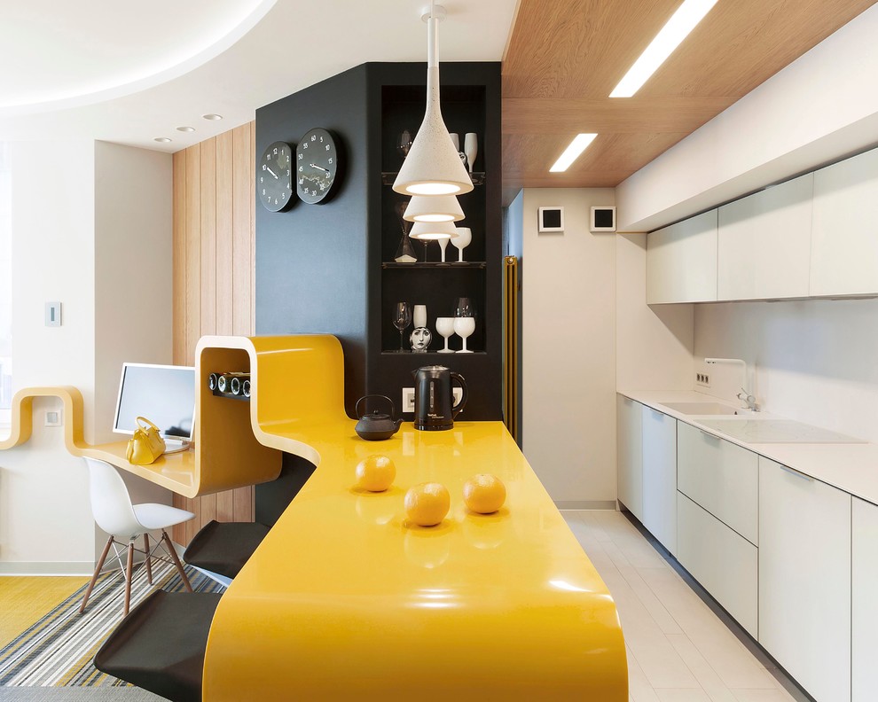 Идея дизайна: узкая прямая кухня-гостиная в современном стиле с плоскими фасадами, белыми фасадами, белым фартуком и полуостровом