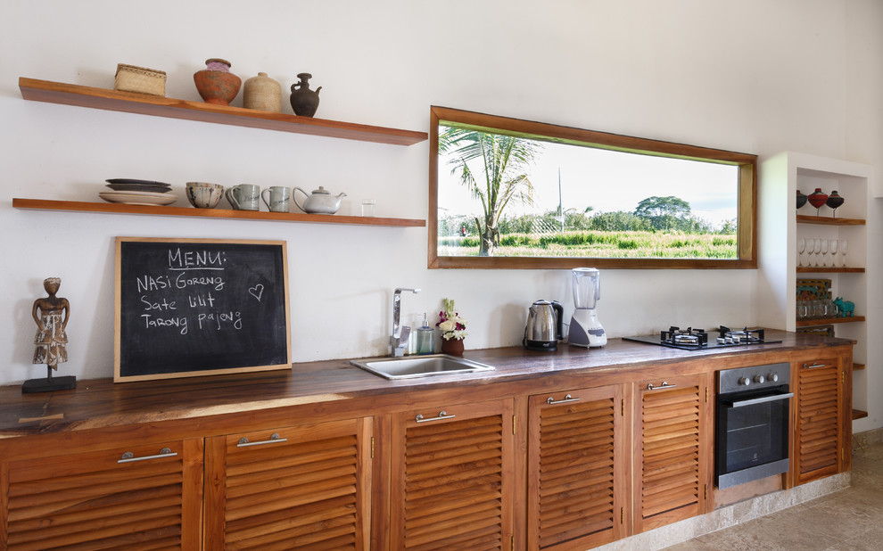 Foto di una cucina con ante a persiana e ante in legno scuro