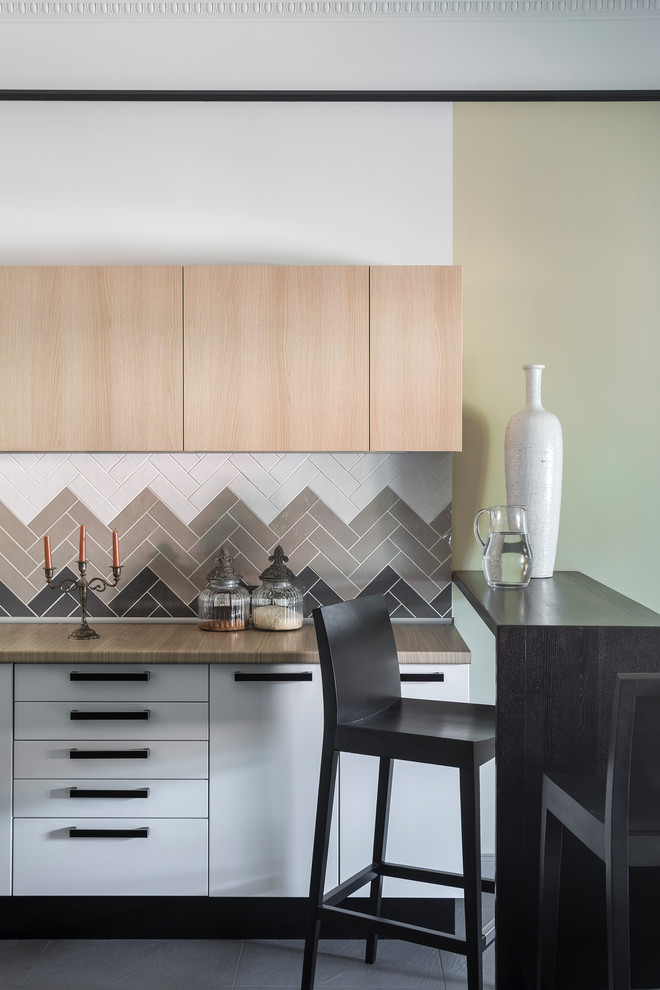 Источник вдохновения для домашнего уюта: кухня в современном стиле с плоскими фасадами, светлыми деревянными фасадами и разноцветным фартуком