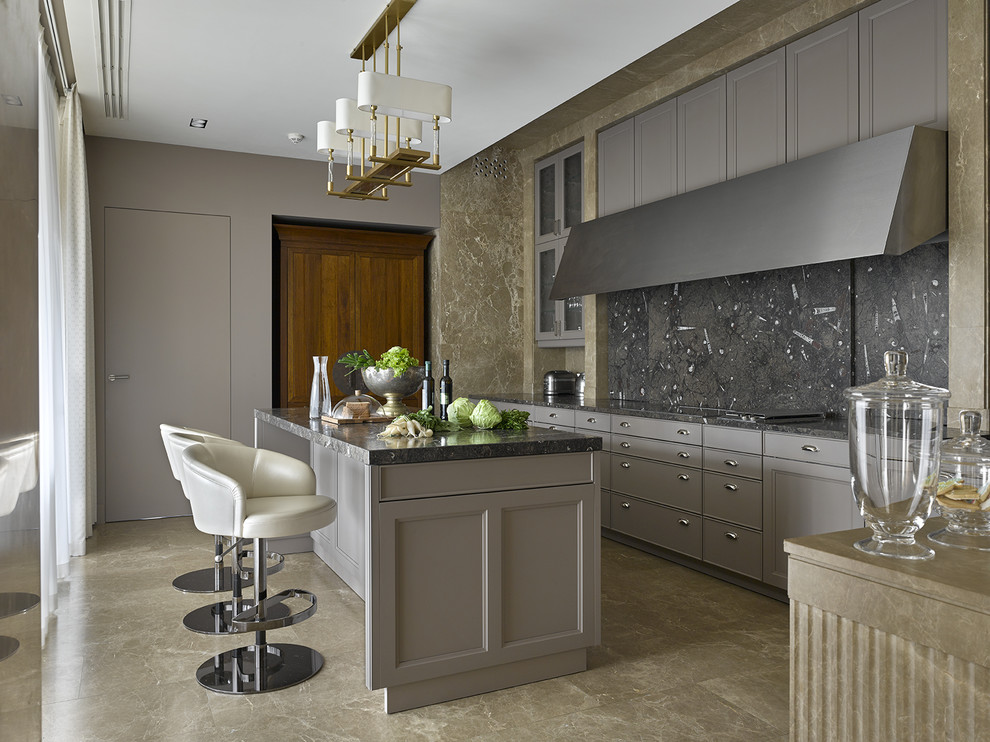 Exempel på ett klassiskt kök, med grå skåp, grått stänkskydd, en köksö, beiget golv och luckor med infälld panel