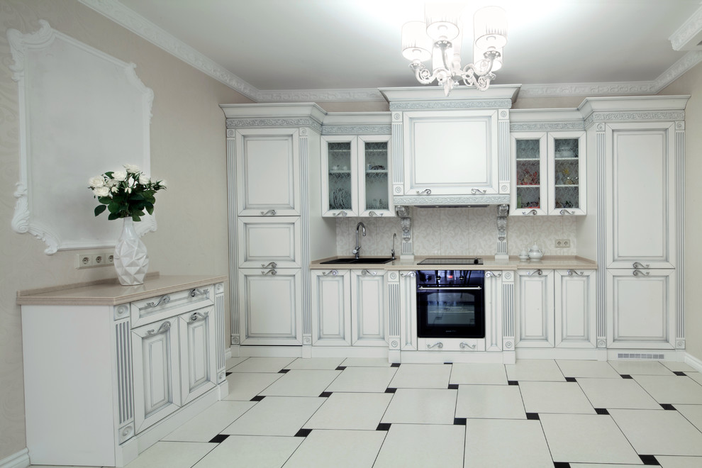 Идея дизайна: кухня в классическом стиле с белыми фасадами