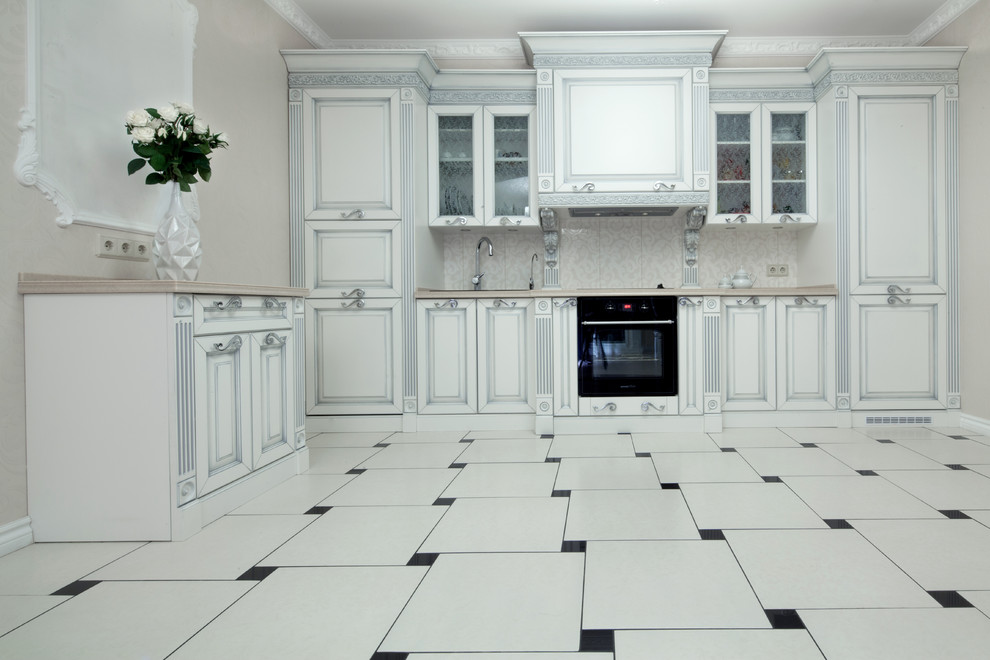 Idées déco pour une cuisine classique avec des portes de placard blanches.