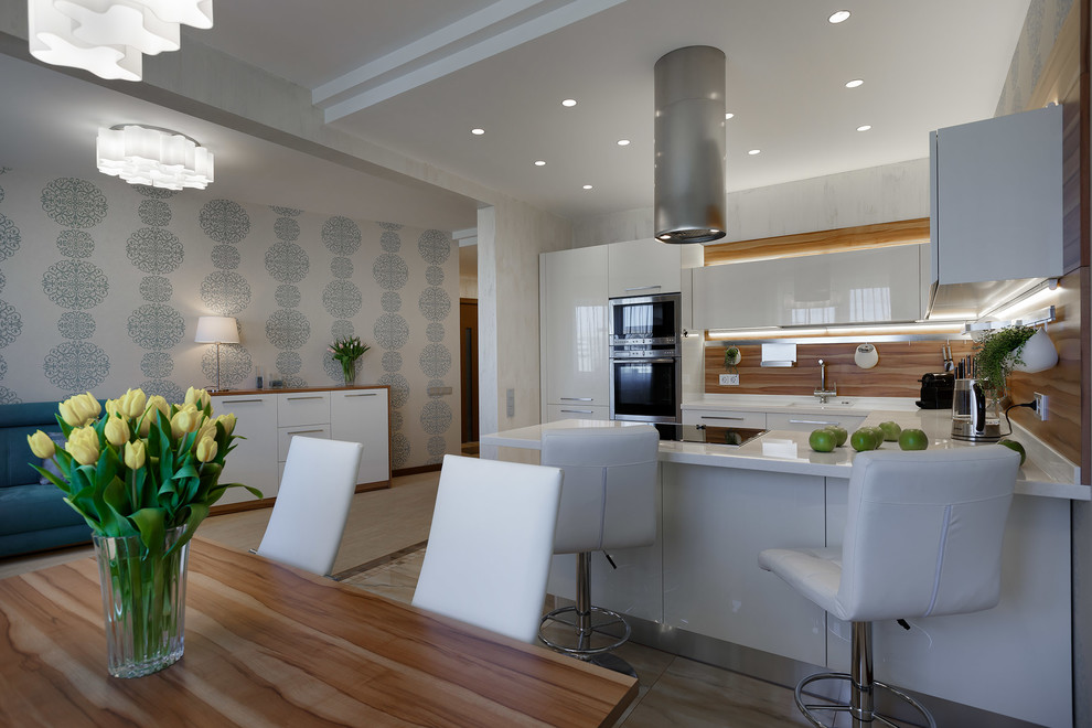 Modern inredning av ett mellanstort vit vitt kök, med en integrerad diskho, släta luckor, vita skåp, bänkskiva i koppar, brunt stänkskydd, stänkskydd i trä, rostfria vitvaror, klinkergolv i keramik och beiget golv