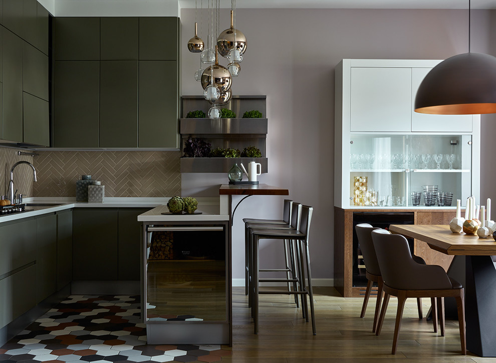 Modern inredning av ett mellanstort vit vitt kök, med en enkel diskho, en köksö, släta luckor, gröna skåp, bänkskiva i koppar, stänkskydd i keramik, klinkergolv i porslin, flerfärgat golv och beige stänkskydd