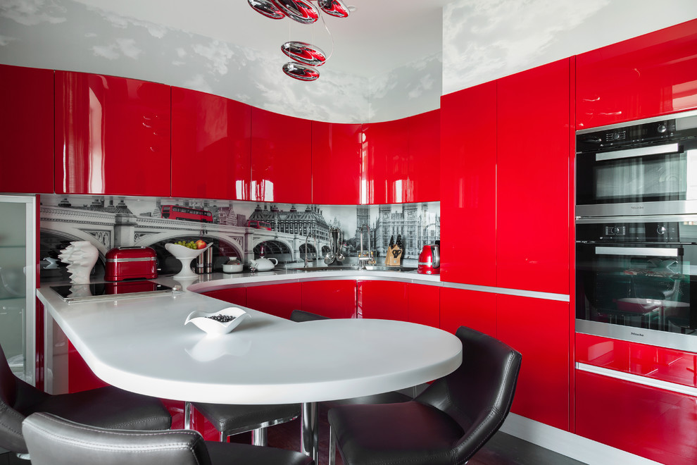 Moderne Küche in U-Form mit Einbauwaschbecken, flächenbündigen Schrankfronten, roten Schränken, Küchengeräten aus Edelstahl, dunklem Holzboden und Halbinsel in Moskau