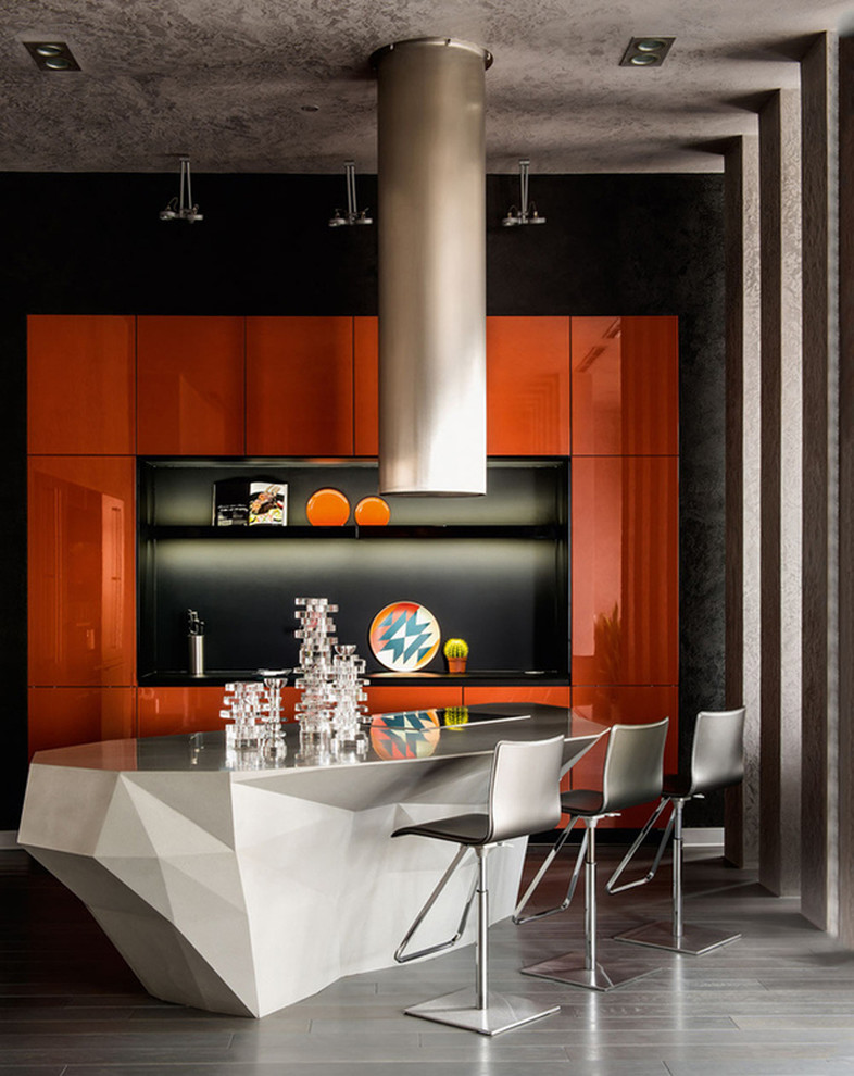 Idées déco pour une cuisine linéaire contemporaine avec un placard à porte plane, des portes de placard oranges, îlot et papier peint.