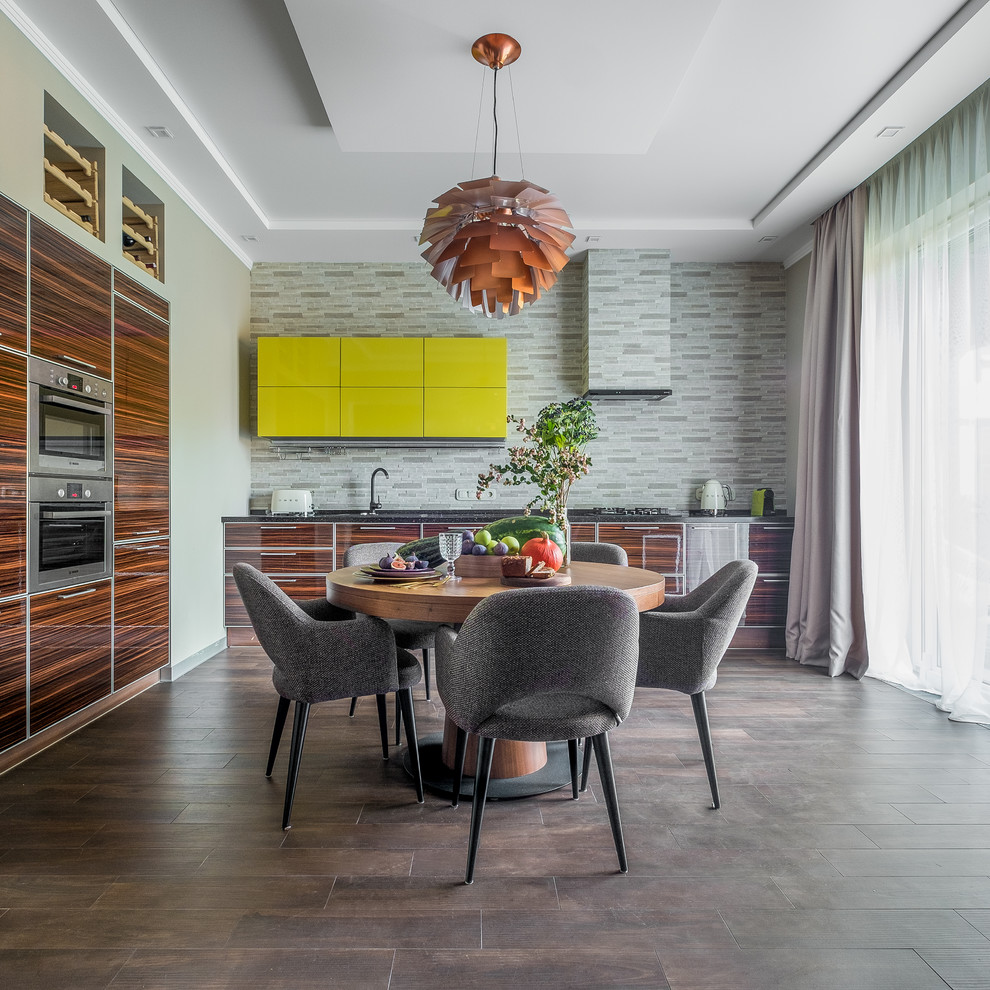 Moderne Küche in L-Form mit flächenbündigen Schrankfronten, dunklen Holzschränken, Küchenrückwand in Grau, Küchengeräten aus Edelstahl, braunem Boden, schwarzer Arbeitsplatte und Tapete in Moskau