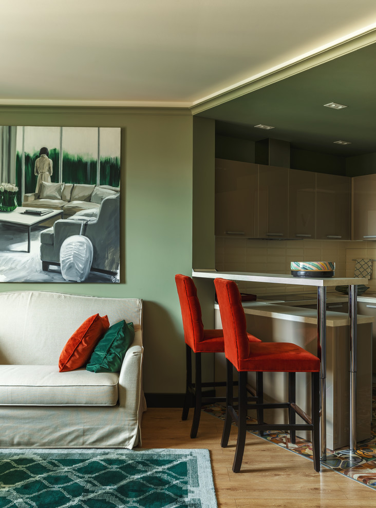 На фото: кухня-гостиная в стиле неоклассика (современная классика) с плоскими фасадами, бежевыми фасадами, полуостровом и разноцветным полом
