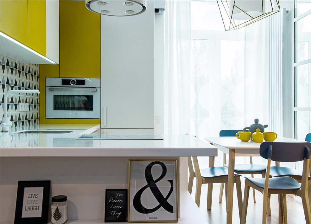 Источник вдохновения для домашнего уюта: п-образная кухня-гостиная в современном стиле с врезной мойкой, плоскими фасадами, разноцветным фартуком, белой техникой и полуостровом