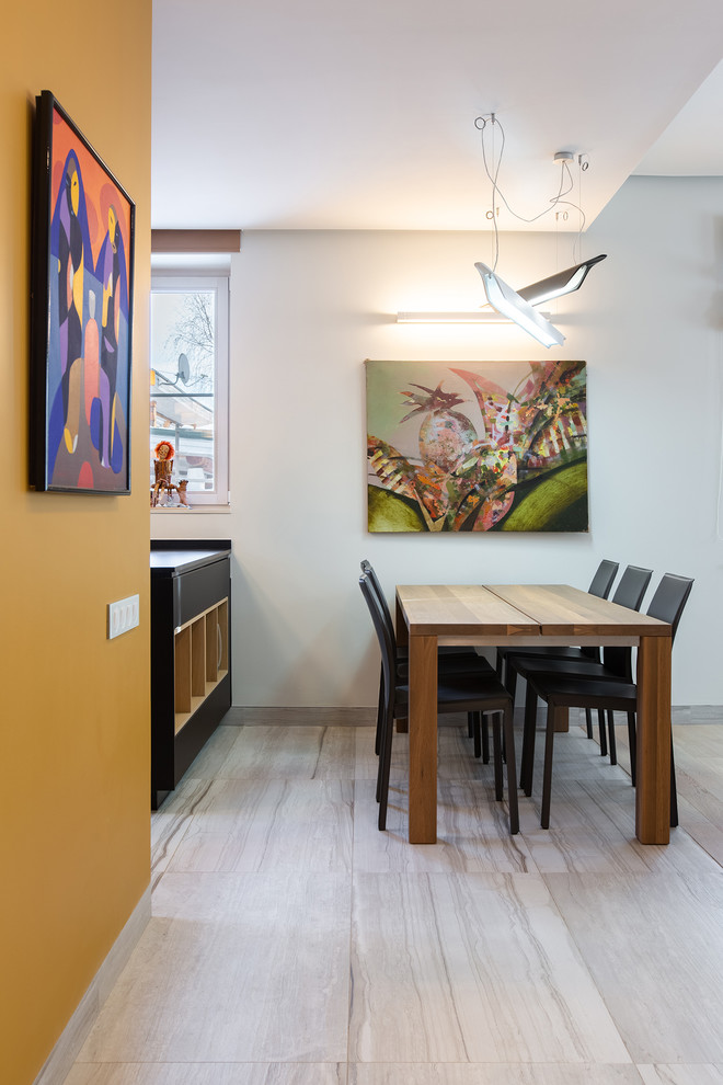 Ispirazione per una sala da pranzo aperta verso il soggiorno scandinava di medie dimensioni con pavimento in gres porcellanato e pavimento bianco