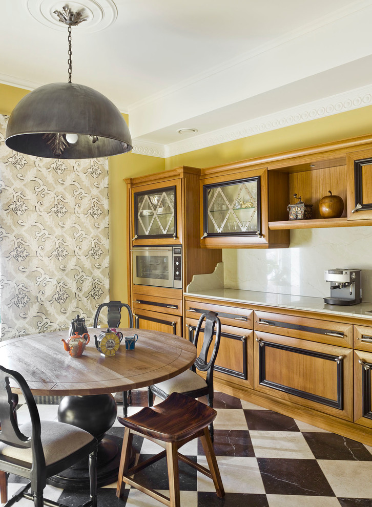 Idéer för avskilda, stora vintage linjära kök, med skåp i mellenmörkt trä, marmorbänkskiva, marmorgolv, beige stänkskydd och rostfria vitvaror
