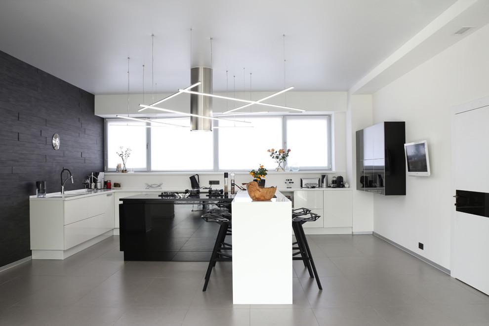 Foto de cocinas en L contemporánea grande abierta con armarios con paneles lisos, puertas de armario blancas, electrodomésticos con paneles, una isla y salpicadero blanco