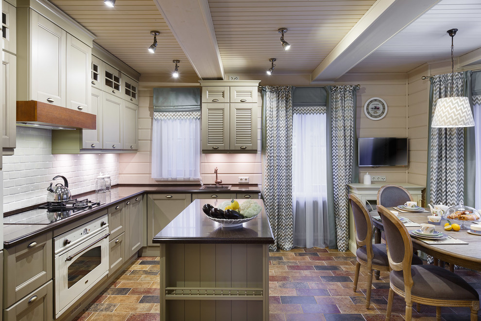 Immagine di una cucina classica con lavello da incasso, ante in stile shaker, ante grigie, paraspruzzi bianco, elettrodomestici bianchi e pavimento marrone