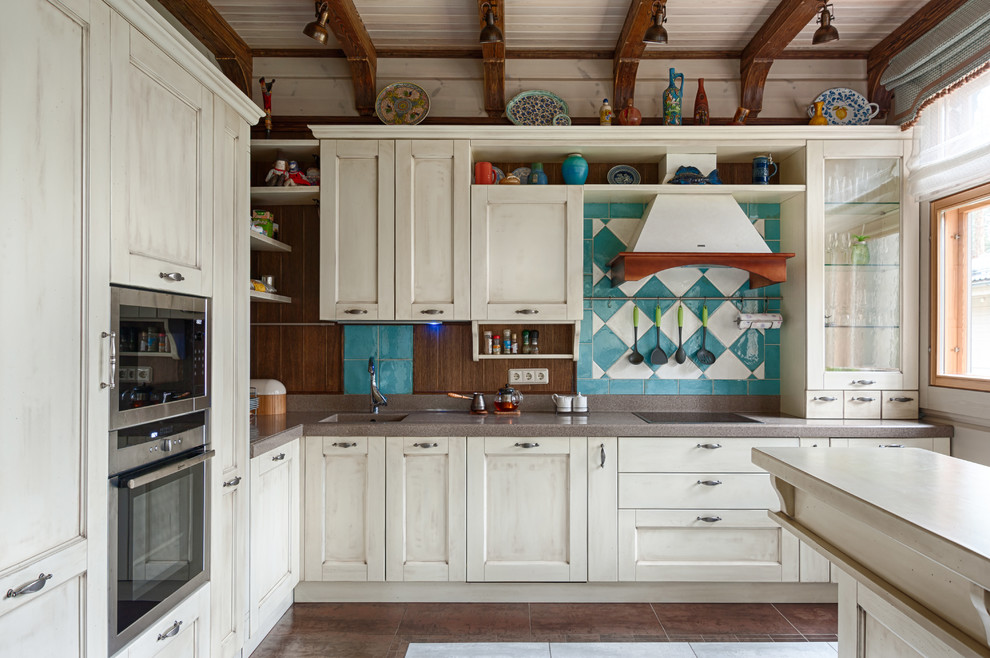 Idéer för ett mellanstort rustikt brun l-kök, med en integrerad diskho, bänkskiva i koppar, flerfärgad stänkskydd, stänkskydd i keramik, klinkergolv i porslin, flerfärgat golv, skåp i slitet trä, rostfria vitvaror och luckor med infälld panel