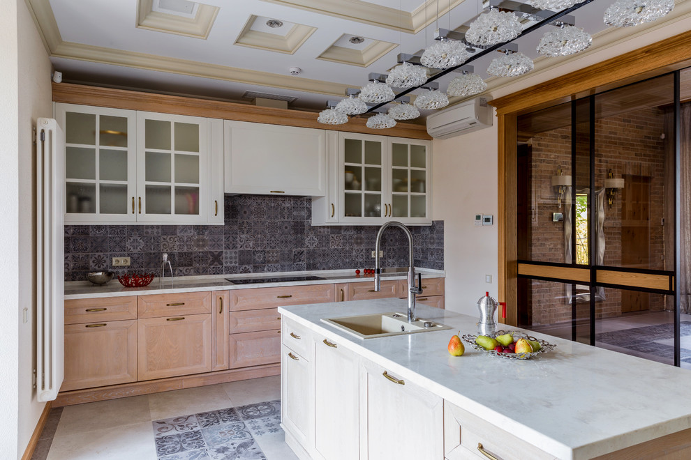 Esempio di una cucina classica chiusa con lavello da incasso, ante con riquadro incassato, ante in legno chiaro, paraspruzzi grigio, top bianco e pavimento grigio
