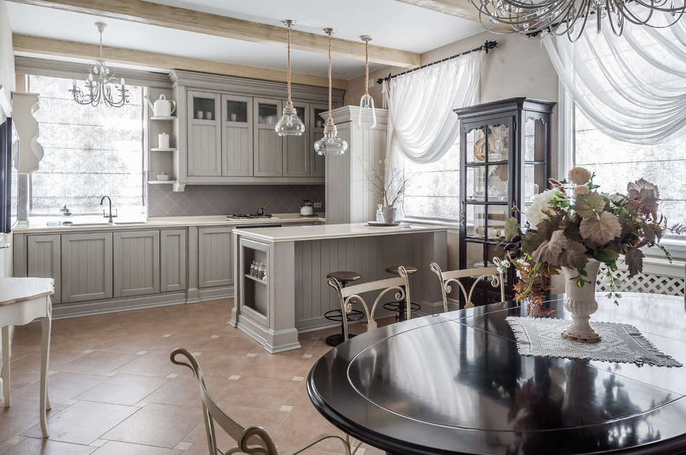 На фото: кухня среднего размера в классическом стиле в частном доме