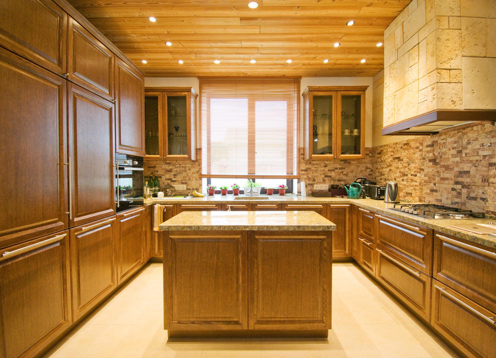 Exempel på ett stort lantligt flerfärgad flerfärgat kök, med en integrerad diskho, luckor med infälld panel, skåp i mörkt trä, bänkskiva i kvartsit, flerfärgad stänkskydd, stänkskydd i sten, svarta vitvaror, klinkergolv i porslin, en köksö och beiget golv