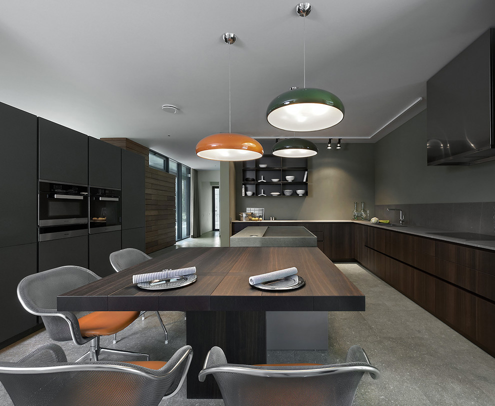 Geschlossene Moderne Küche in L-Form mit flächenbündigen Schrankfronten, dunklen Holzschränken, Küchenrückwand in Grau, Küchengeräten aus Edelstahl und Kücheninsel in Jekaterinburg