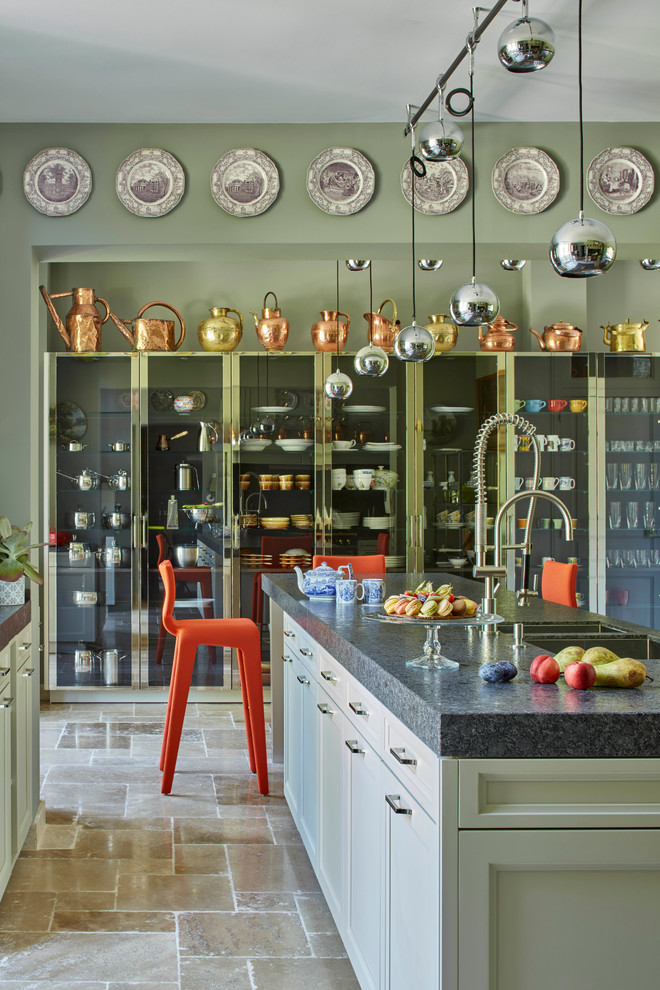 Inredning av ett eklektiskt mellanstort kök, med vita skåp, en köksö, en undermonterad diskho och skåp i shakerstil