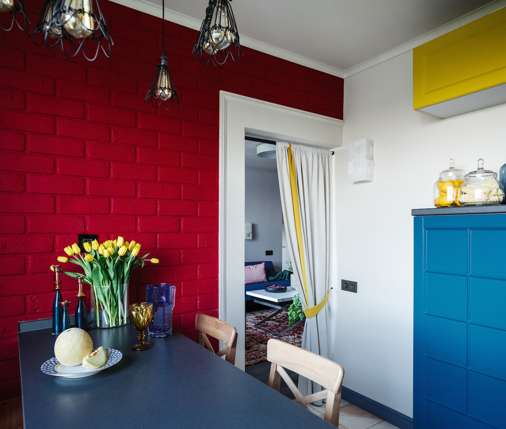 Свежая идея для дизайна: маленькая кухня в стиле фьюжн с синими фасадами, столешницей из ламината и фасадами в стиле шейкер для на участке и в саду - отличное фото интерьера