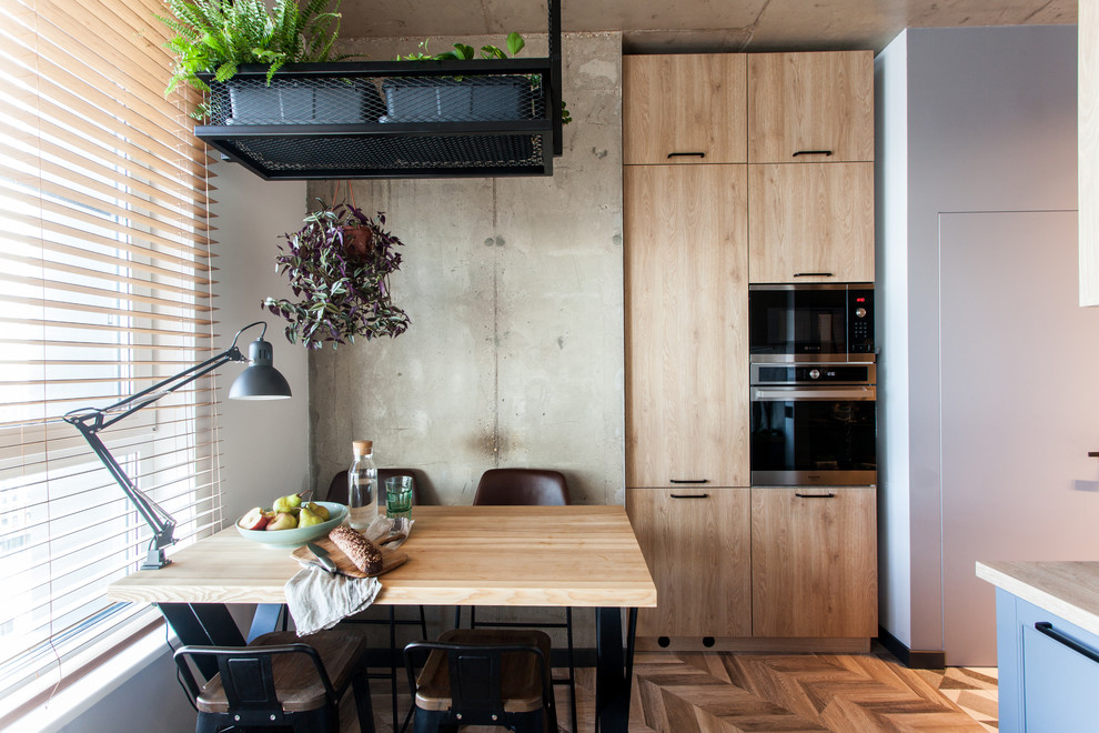 Industrial Küche mit Arbeitsplatte aus Holz, braunem Holzboden, braunem Boden und beiger Arbeitsplatte in Moskau