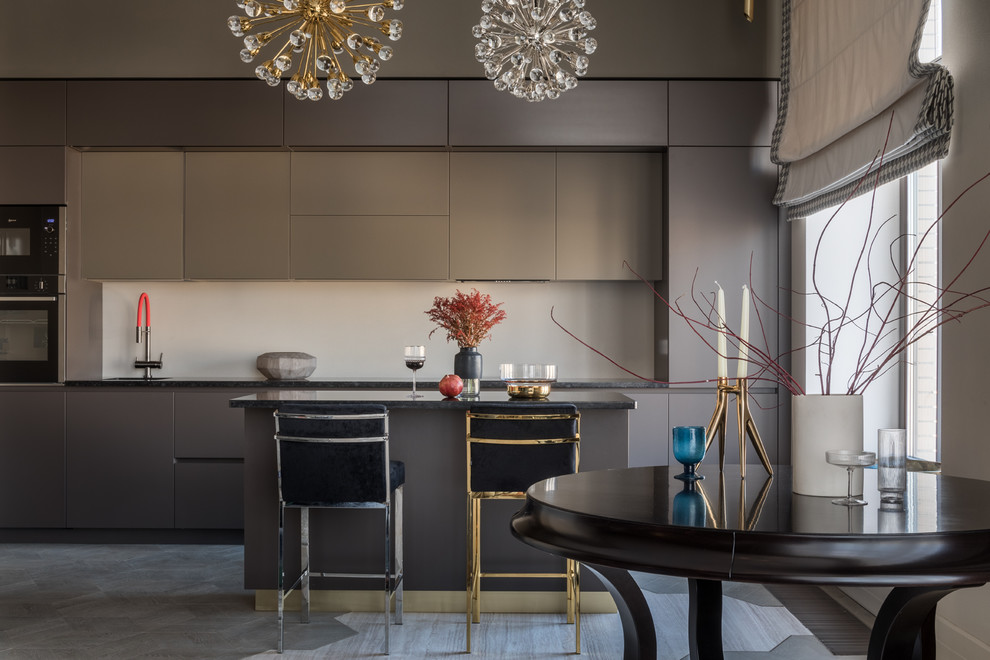 Esempio di una cucina contemporanea con lavello sottopiano, ante lisce, ante grigie, paraspruzzi bianco, pavimento grigio e top nero