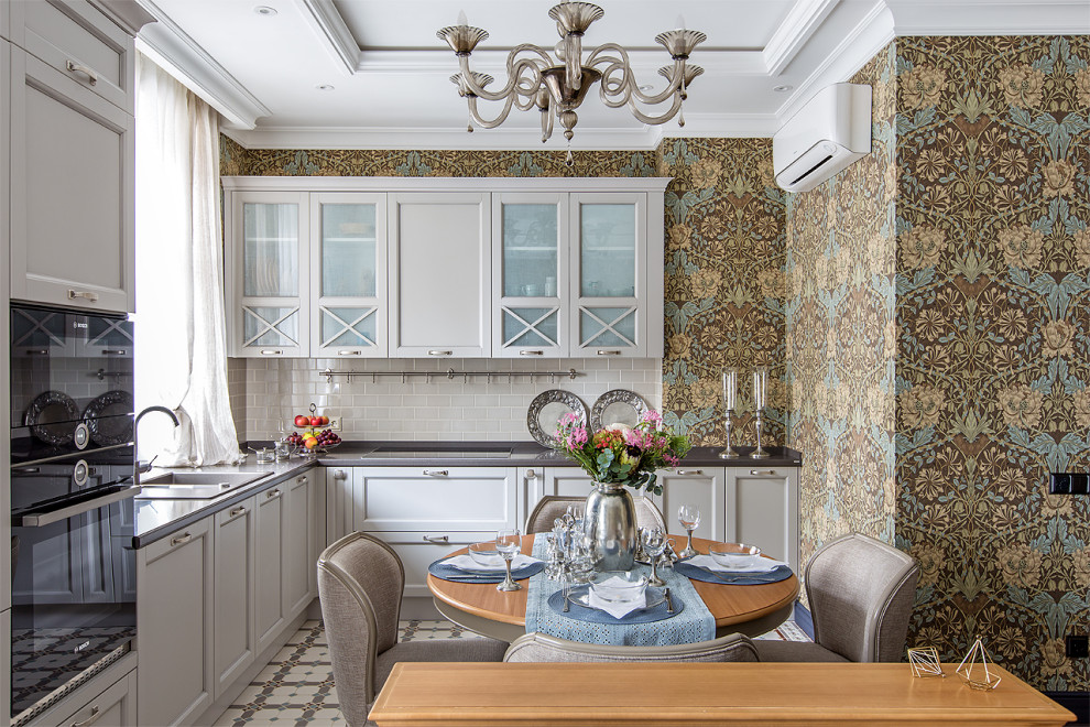 Kitchen - traditional kitchen idea in Moscow
