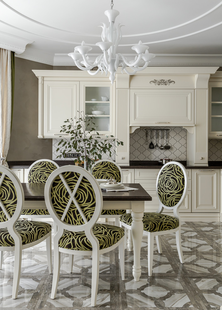 Immagine di una cucina classica chiusa con ante con bugna sagomata, ante bianche, paraspruzzi bianco, nessuna isola e pavimento grigio