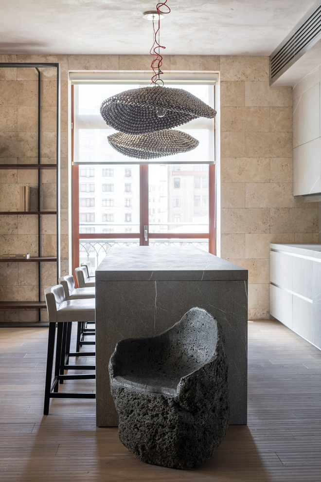 Idee per una cucina contemporanea di medie dimensioni con ante lisce, ante grigie, top in pietra calcarea, paraspruzzi grigio, parquet chiaro e pavimento beige