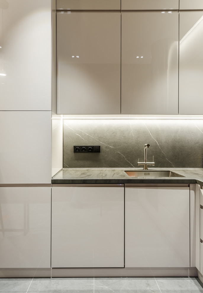 Foto de cocina clásica renovada con armarios con paneles lisos, puertas de armario blancas, encimera de acrílico, salpicadero blanco y encimeras grises