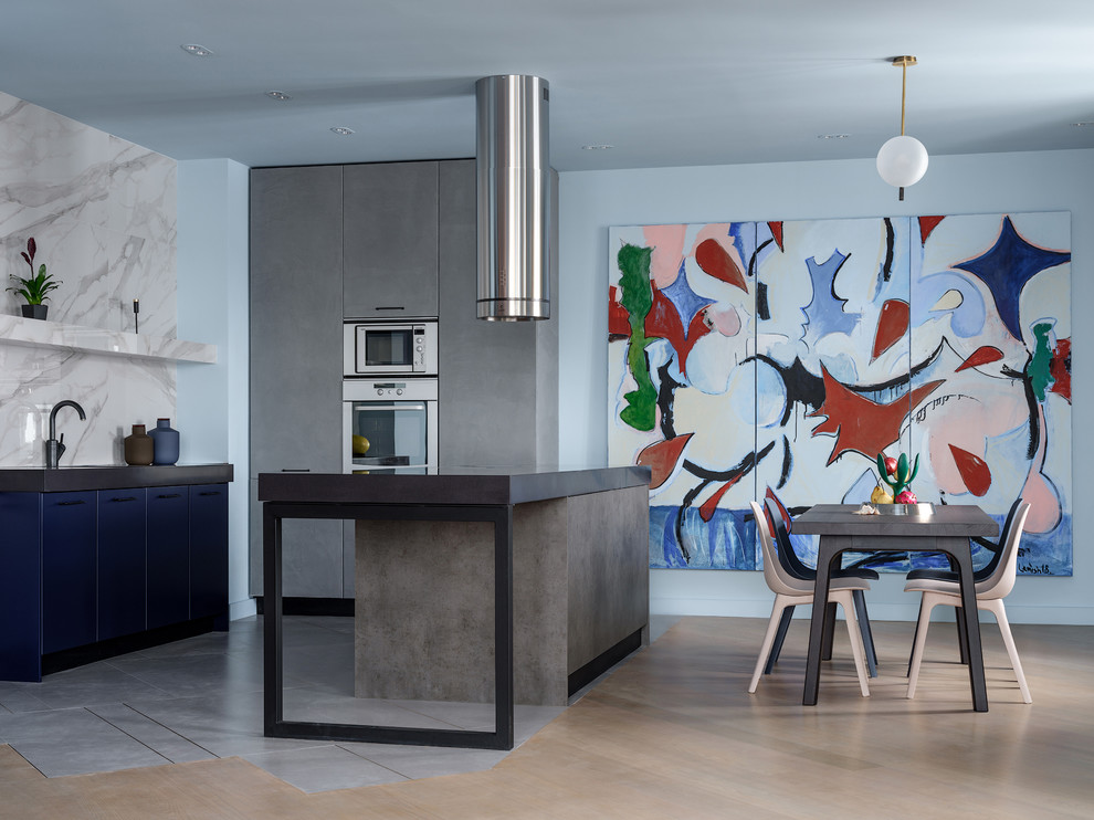 Moderne Wohnküche in U-Form mit flächenbündigen Schrankfronten, blauen Schränken, Küchenrückwand in Weiß, Küchengeräten aus Edelstahl, Kücheninsel, grauem Boden und schwarzer Arbeitsplatte in Moskau