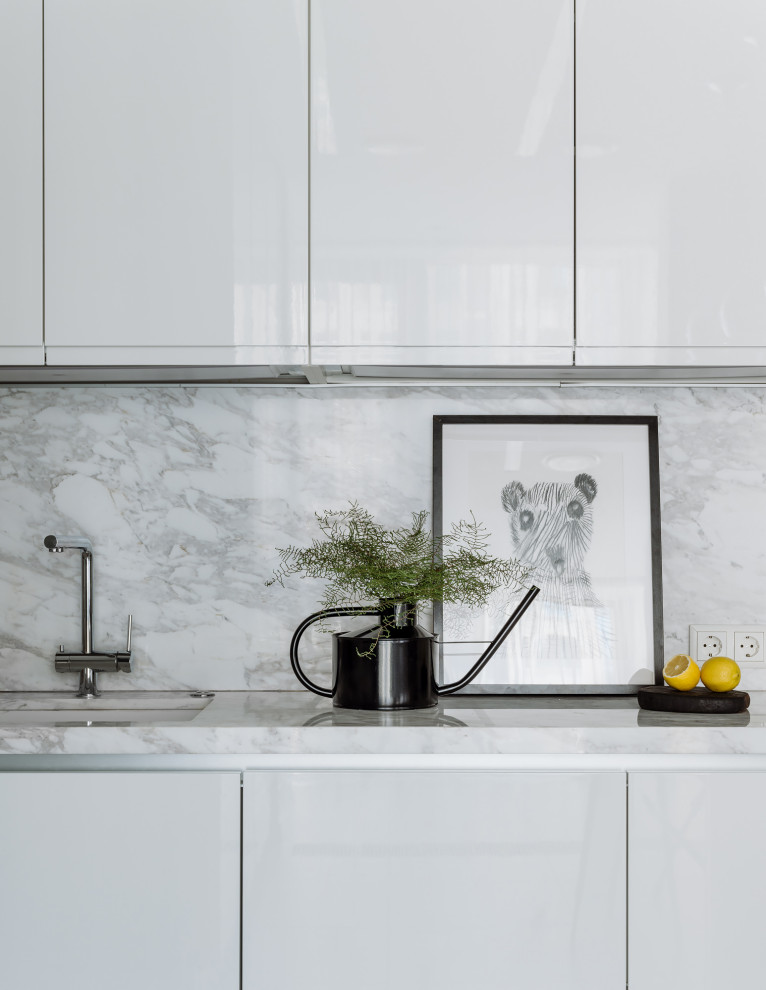 Eat-in kitchen - mid-sized contemporary l-shaped porcelain tile and gray floor eat-in kitchen idea in Moscow with an undermount sink, flat-panel cabinets, gray cabinets, marble countertops, white backsplash, marble backsplash, stainless steel appliances, an island and white countertops