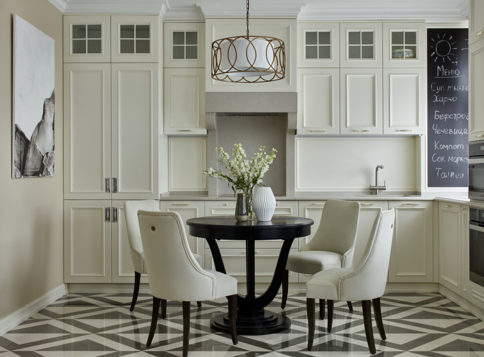 Idéer för ett mellanstort klassiskt grå kök, med luckor med infälld panel, beige skåp, rostfria vitvaror och flerfärgat golv